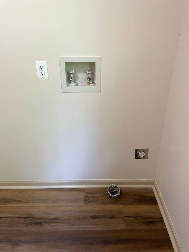 Building Photo - 1307