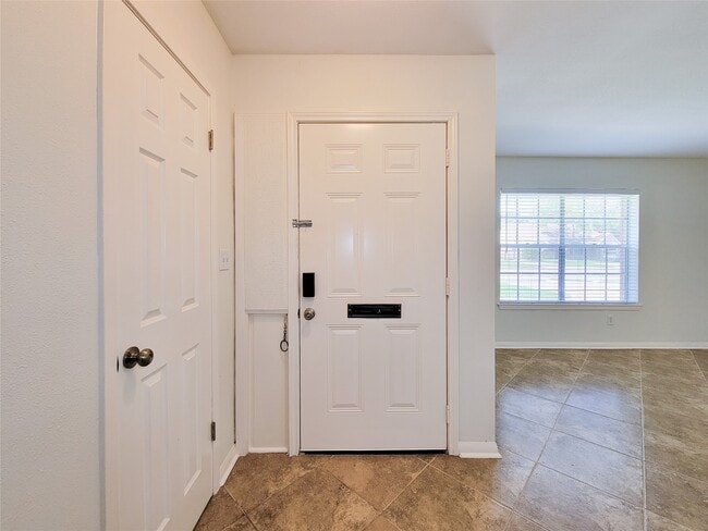Building Photo - 2115 Forest Oaks Dr