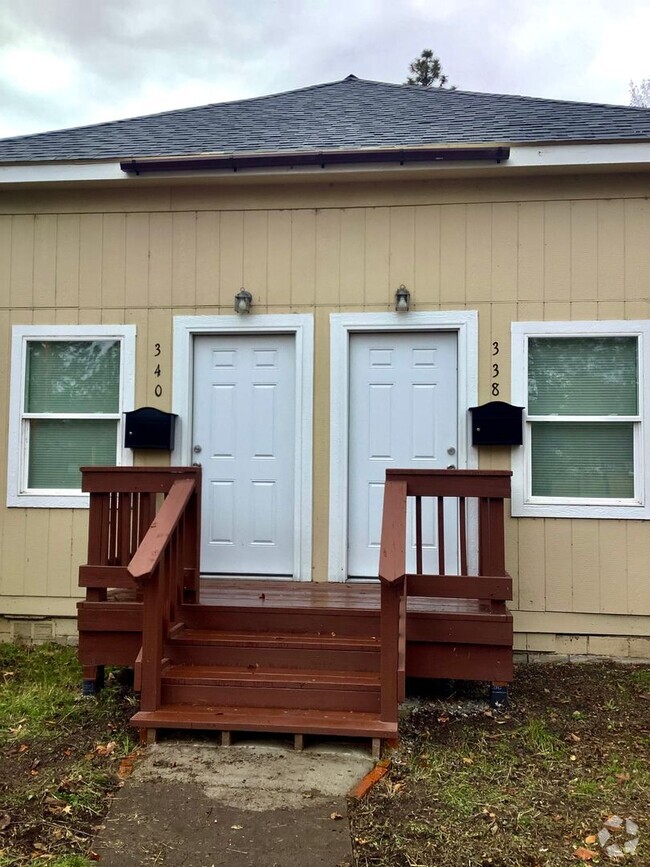 Building Photo - Cute Newley Renovated Duplex