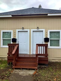 Building Photo - Cute Newley Renovated Duplex