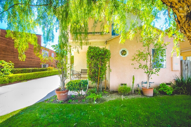 Building Photo - 12420 Moorpark St