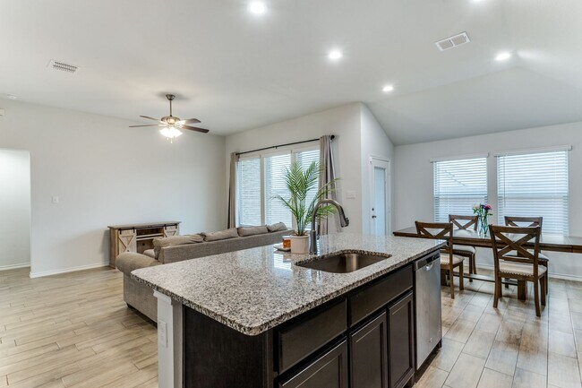Building Photo - LIKE NEW HOME IN CROWLEY! READY TO VIEW!