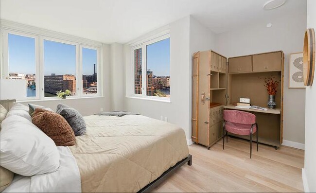 Building Photo - 3 bedroom in LONG ISLAND CITY NY 11109