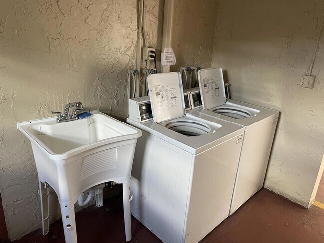 Building Photo - 705 Lori Dr