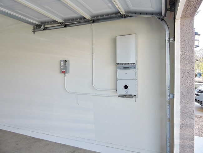 Building Photo - 4 BEDROOM 2 1/2 BATHROOM WITH OFFICE AND LOFT