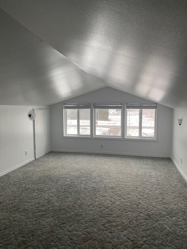 Building Photo - Stunning Water View House for Rent