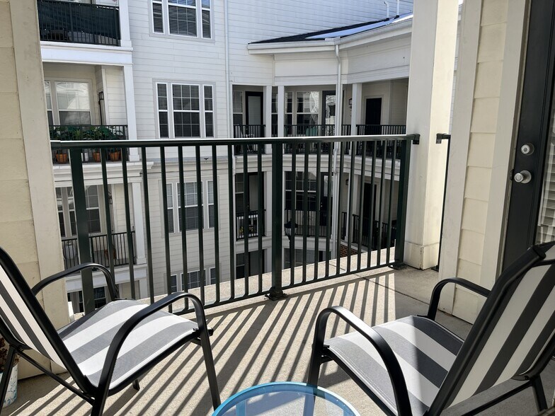 Building Photo - 27 Booth St