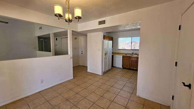Building Photo - 3 bed 1.5 bath