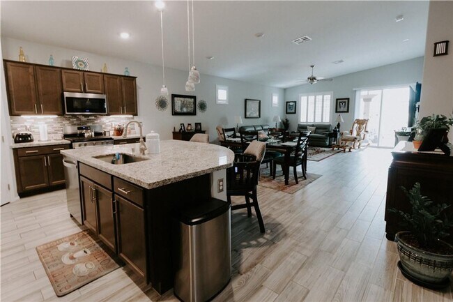 Building Photo - Single Story Home with Lush Backyard! Comi...