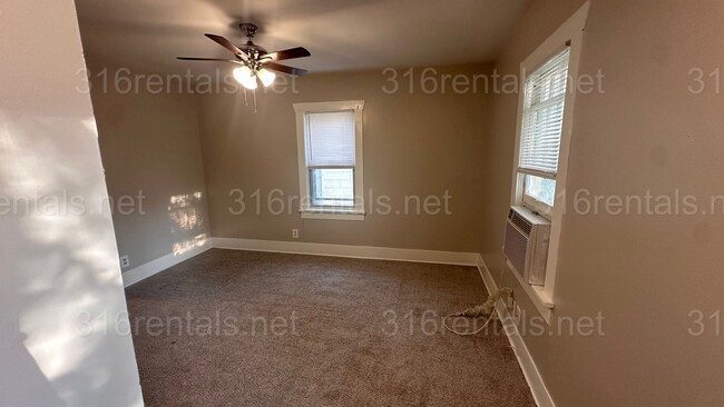 Building Photo - $700 - 2 bed 1 bath - Single Family Home