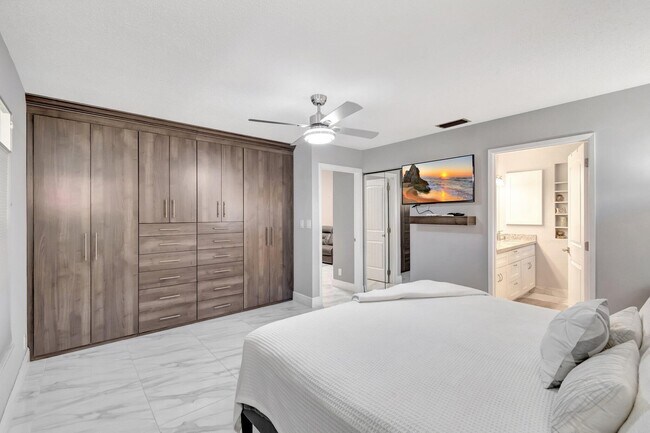 Building Photo - 10927 Dolphin Palm Ct