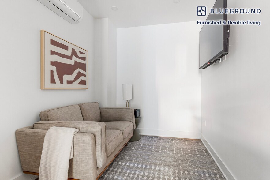 Building Photo - 307 W 39th St