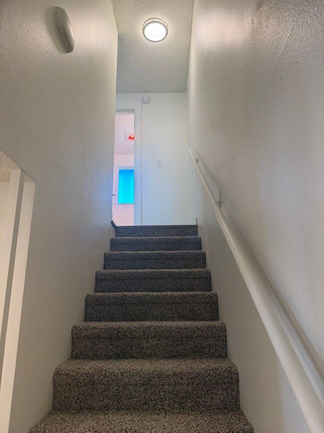 Building Photo - Updated 2 bedroom 1.5 bath duplex in Thurston!