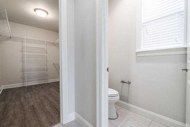 Building Photo - 718 Woods Dr