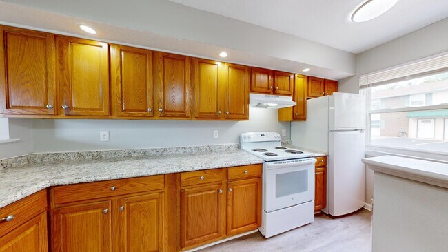 Building Photo - 3 Bedroom/1 bathroom renovated townhouse.