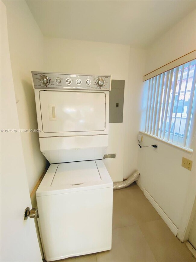 Building Photo - 8959 Dickens Ave