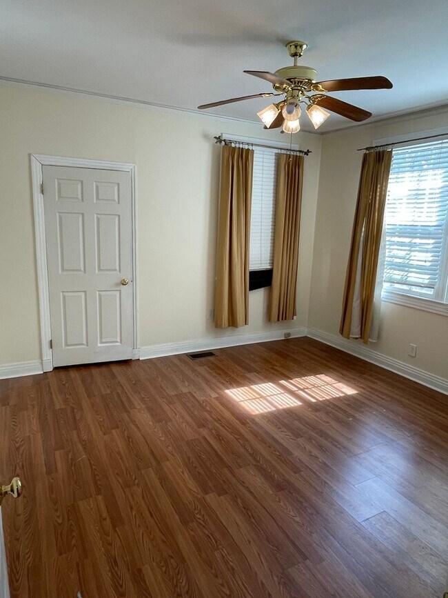 Building Photo - Large 3BD/2BA House Uptown with Driveway and Huge Fenced Backyard