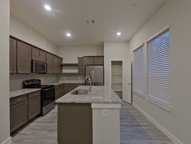 Building Photo - 9835 Willow Creek Commerce Dr