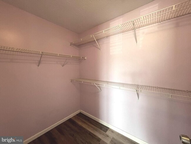 Building Photo - Beautiful 2bd 2bth mid level condo featuri...