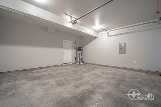 Building Photo - $1000 OFF RENT! Modern 3 Bedroom Vancouver...