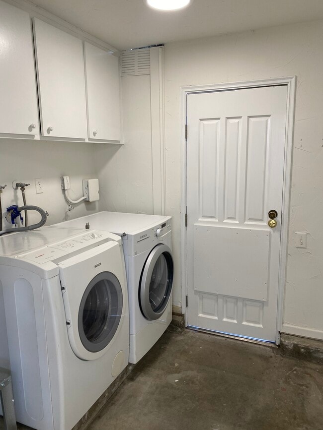 Building Photo - 5541 Bellaire Ave