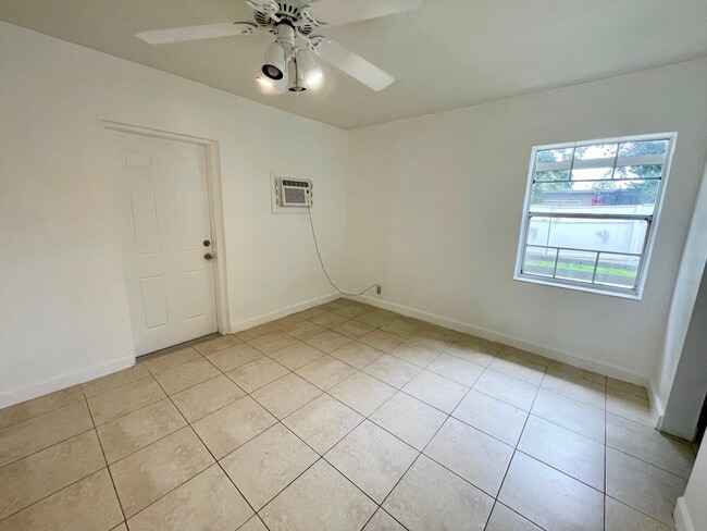 Building Photo - 320 SW 21st St