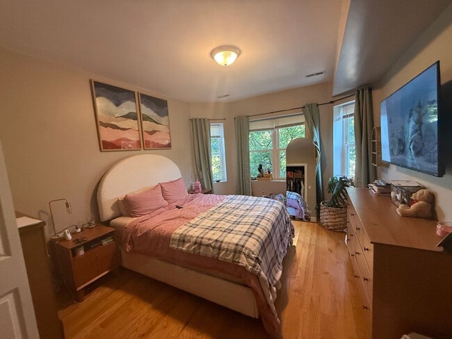 Building Photo - 3 Bedroom 2 Bath Spacious Condo