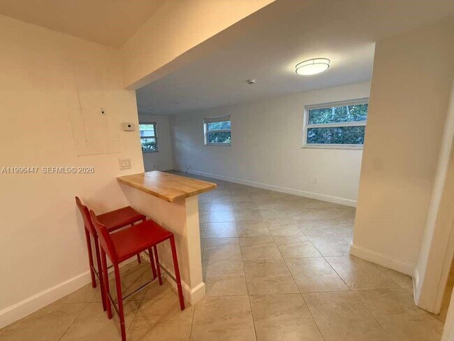 Building Photo - 325 NE 131st St