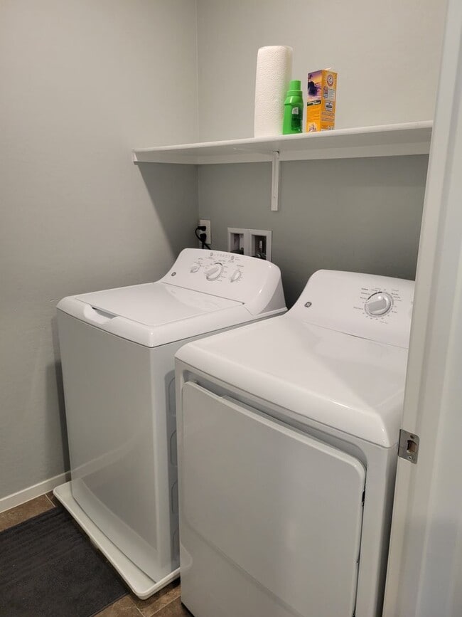 Building Photo - Beautiful 2 story with Roof Top Deck