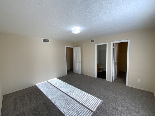 Building Photo - 3 Bedroom Single Story Home Near Northern Blvd NE & Loma Colorado Blvd NE!