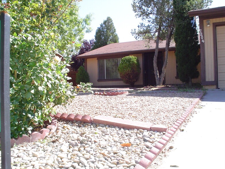 Front exterior - 7204 Avenida La Costa NE