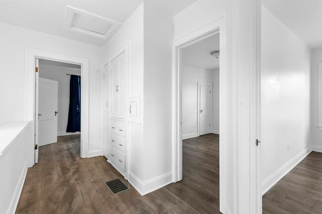 Building Photo - 943 Cloverdale Rd