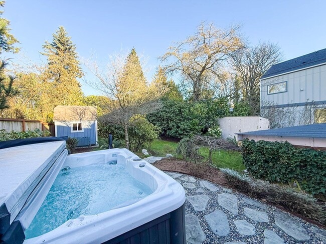 Building Photo - Beautiful Home in Convenient Northgate Location