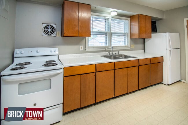 Building Photo - 115 S 38th Ave