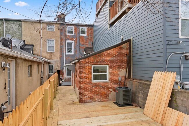 Building Photo - 218 S Wolfe St