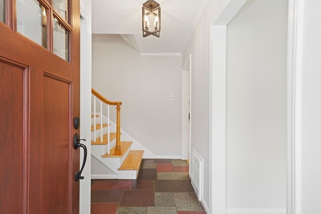 Building Photo - 8 Muriel Pl