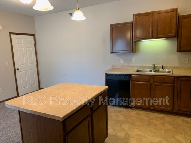 Building Photo - 1825 SW White Birch Cir
