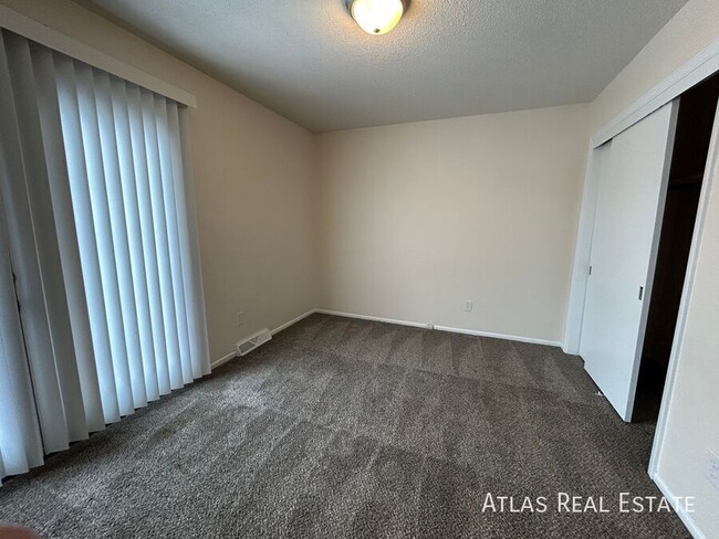 Building Photo - Receive $500 off at move in! 3 Bedroom 1.5...