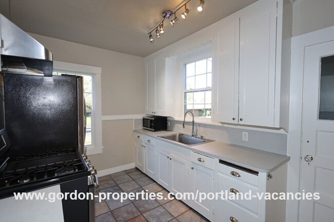 Building Photo - MOVE IN SPECIAL: SE Cesar E Chavez Blvd - ...
