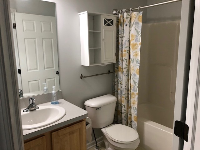 Second Bath with Shower/Bath - 1214 Chapman Ln