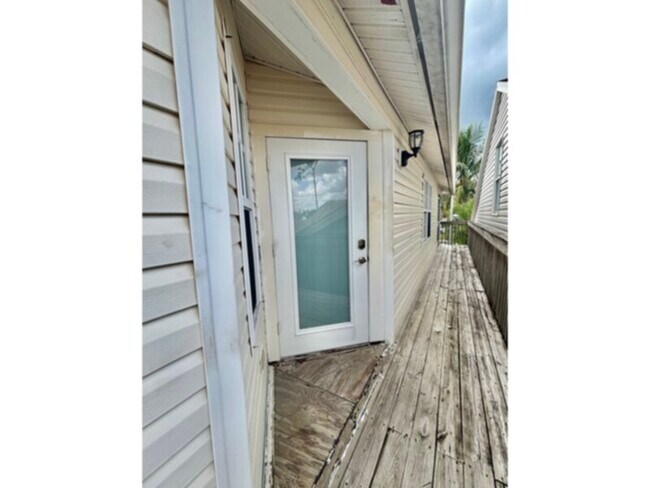 Building Photo - Available Now! 3 Bedroom, 2 Bath. Furnishe...