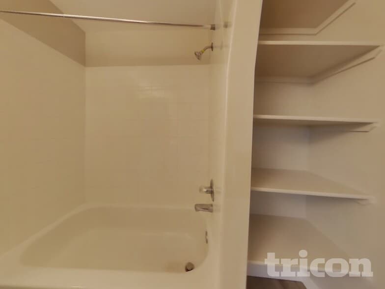 Building Photo - 500 N 28th Ave