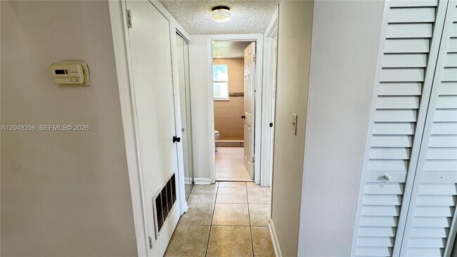 Building Photo - 5525 N Lakewood Cir
