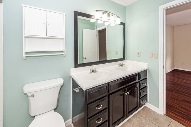 Building Photo - 2 Bedroom, 1.5 Bathroom Townhome in Island Bluff - James Island