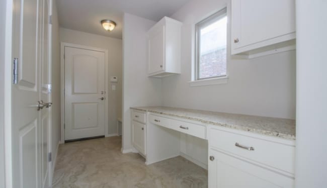 Building Photo - Unique 4 bed/2 bath/3 car garage Broken Arrow Home!