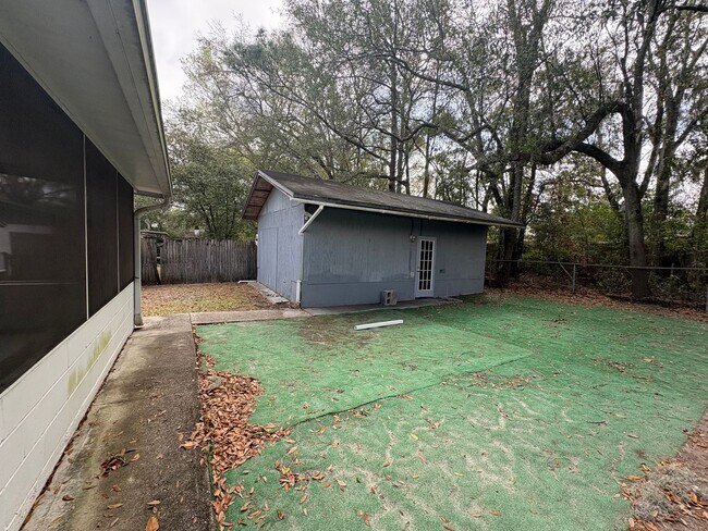 Building Photo - Move in ready 4/2 New floors, new paint