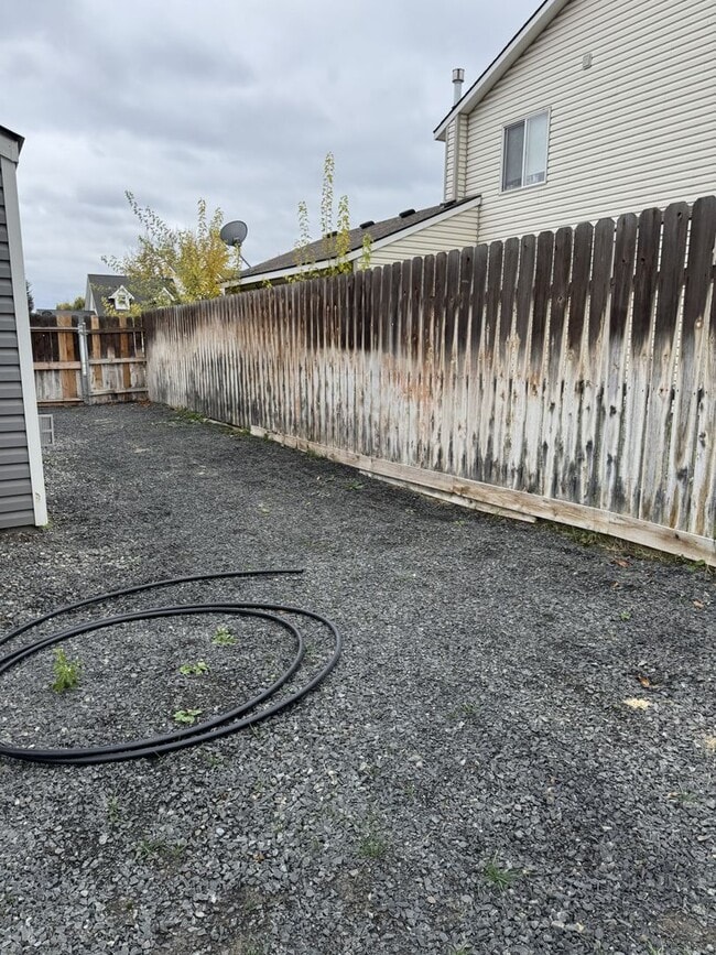 Building Photo - HARD TO FIND 4 BEDROOM