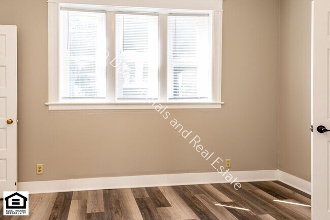 Building Photo - 2011 Hoagland Ave