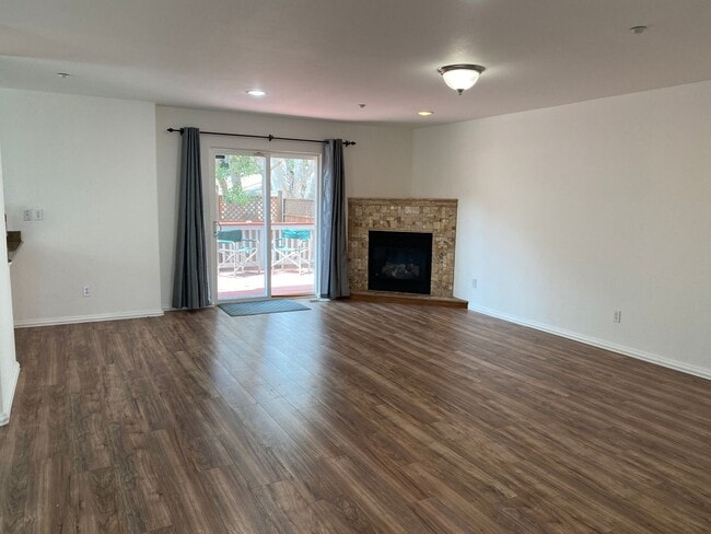 Building Photo - Spacious 3 Bedroom, 2.5 Bathroom Marina To...