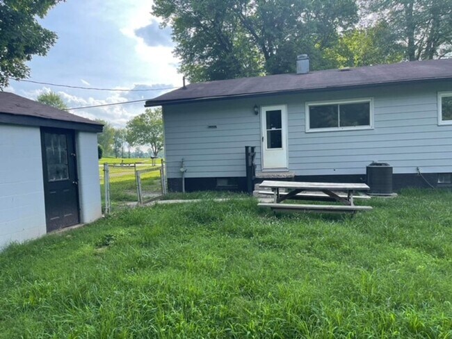 Building Photo - COZY 3 BED, 1 BATH HOUSE WITH FENCED IN BACKYARD LOCATED IN VINE GROVE